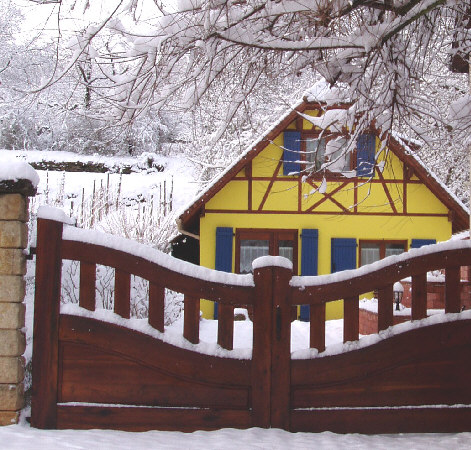 Le portail pour l'accès au Gite en Alsace, l'hiver. Le Gite en Alsace dispose d'un parking devant ce portail et d'un parking derrière ce portail - le 5 mars 06